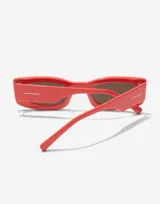 Lentes de sol rectangulares color coral con lentes marrones.