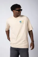 Remera oversize color crema con estampado abstracto en el pecho, inspirado en Claude Monet.