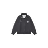 Campera deportiva de diseño tipo referee, color negro con finas rayas verticales blancas. Cuenta con cierre frontal completo, cuello alto, bolsillos laterales y líneas blancas decorativas a lo largo de las mangas. Incluye detalles bordados en el pecho.