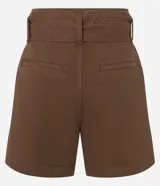 Short corto de sarga en color beige, con tiro medio, bolsillos laterales y cinturón incorporado del mismo tejido para atar en la cintura.