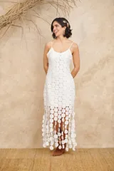 Vestido midi blanco de tirantes finos, con textura de círculos superpuestos que cuelgan en la parte inferior.