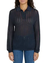 Sweater azul marino de tejido de punto calado con rayas verticales blancas, cuello polo y tapeta con tres botones.