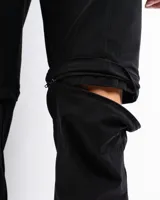 Pantalón de trekking negro con cierre a la altura de la rodilla para convertirse en short.