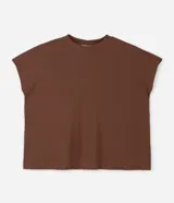 Blusa tipo muscle tee de corte holgado, confeccionada en tejido rib acanalado, con escote redondo y diseño sin mangas.