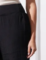 Pantalón palazzo de gasa bambula color beige, marca Nanette. Tiene pretina ancha con elástico en la parte trasera, pierna ancha y short interno.