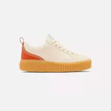 Sneakers de plataforma baja Sorel Ona Ave Low, color blanco con detalles en naranja en el talón, suela de goma marrón texturizada y detalles en celeste en la lengüeta.