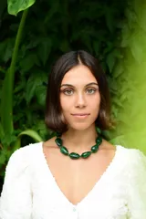 Collar tipo gargantilla compuesto por cuentas de resina en color verde con efecto marmolado. Incluye cadena de alargue de acero inoxidable para ajustar la altura.