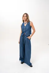 Pantalón azul de corte wide leg, con cintura elástica ajustable mediante cordón y bolsillos laterales.