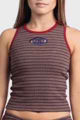 Short de tiro bajo, ajustado al cuerpo, con tejido acanalado a rayas horizontales marrones y azul oscuro. Presenta ribetes de color rojo en la cintura y en el borde de las piernas.