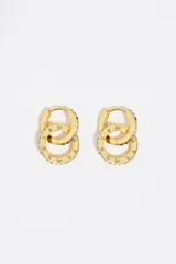 Caravanas de doble aro entrelazados en tono dorado. Un aro está decorado con cristales de colores incrustados en el borde exterior y el otro presenta el logo de la marca grabado. Cuentan con cierre de gancho.