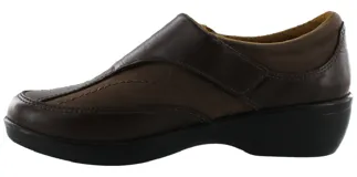 Zapato Lombardino Diabetic color marrón, con ajuste de velcro y suela baja.