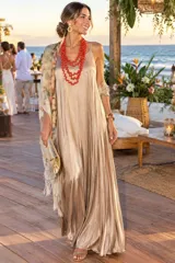 Vestido solera largo de viscosa, color dorado metalizado, con tirantes finos, escote en V y diseño amplio y acampanado.
