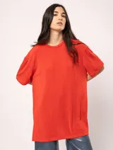 Remera blanca oversized de tela elastizada con tajos laterales y escote redondo.