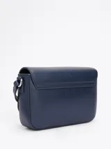 Cartera bandolera Tommy Jeans de color azul marino, de diseño estructurado con acabado liso, solapa frontal con cierre magnético y parche con el logo de la marca grabado en la parte delantera. Cuenta con correa ajustable para el hombro.