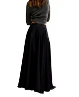 Vestido maxi de satén negro con diseño en cascada de línea A, tiro medio, abertura lateral pronunciada y tirantes finos.