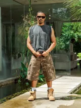 Bermuda cargo de gabardina con lavado, estampado camuflado en tonos marrones y verdes. Presenta bolsillos cargo a los costados y terminación deshilachada en el ruedo.