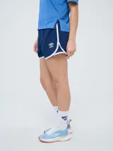 Short de entrenamiento azul marino para mujer, perteneciente al Club Nacional de Football, con detalles en contraste blanco en los bordes y el escudo del club bordado en la pierna derecha.