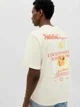 Camiseta color hueso de algodón con estampa fotográfica en la espalda, corte holgado, cuello redondo y mangas cortas.