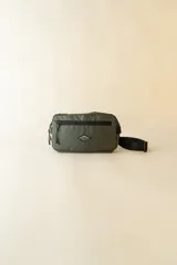 Riñonera verde militar con logo de la marca Rusty estampado en el frente, cierre superior y correa ajustable negra.