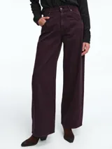 Pantalón de denim de corte ancho y tiro alto, con diseño de cinco bolsillos y cierre frontal con botón y cremallera.