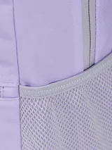 Mochila urbana Cat modelo Liam, color violeta con detalles en gris y base negra. Cuenta con compartimento principal con cierre, bolsillo frontal con cierre, bolsillos laterales de malla y logo de la marca en parche amarillo.