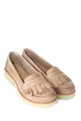 Mocasines color beige de cuero con flecos y suela track color crema.