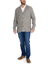 Chaqueta de lino orgánico color gris, tipo blazer con estilo cargo, cuello con solapa, cierre frontal de botones y múltiples bolsillos con fuelle en el pecho y la parte inferior.