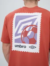 Remera de manga corta color beige, con cuello redondo y diseño holgado. Cuenta con un pequeño estampado rectangular en el pecho con motivo futbolero.