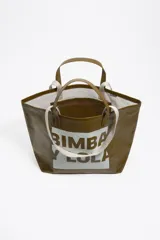 Bolso tipo tote de Bimba y Lola, color dorado con acabado metalizado y efecto arrugado. Presenta un diseño cuadrado con estampado central de la marca en un recuadro oscuro y doble asa de mano en color crema.