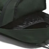 Mochila Vans modelo Old Skool H2O de color verde oscuro, con un compartimento principal amplio, un bolsillo frontal con cierre y el parche con el logotipo de la marca en la parte delantera.