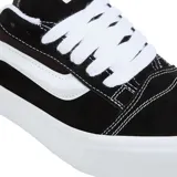 Championes Vans Knu Stack negros con plataforma blanca y detalles en blanco y rojo.