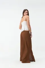 Pantalón negro de corte ancho y fluido, confeccionado en tejido ligero y cómodo, con cintura alta y diseño recto.