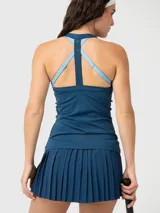 Remera sin mangas color azul denim, con cuello halter y espalda semi descubierta. Presenta una banda de color diferente en los bordes.