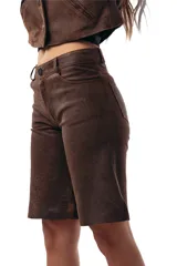 Bermuda semi oxford de cuero ovino color marrón chocolate vintage, con diseño de tiro alto y estilo canchero.