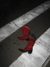 Bota texana de caña alta color rojo con bordado artesanal y taco de 5cm.