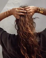 Anillo ancho de alpaca con textura irregular.