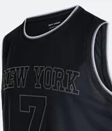 Musculosa deportiva de baloncesto negra con cuello y sisas en blanco. Estampado frontal con la leyenda "New York" y el número 7.