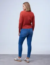 Buzo color marrón claro, tejido soft, marca Philosophy, con cuello redondo y mangas largas.