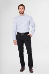 Pantalón de gabardina color marrón claro, corte slim fit, con bolsillos laterales y traseros. Se ajusta a la cintura con cinturón de cuero marrón.