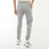 Pantalón de jogging gris liso, de corte recto y tiro medio, con cintura elástica y cordón ajustable.