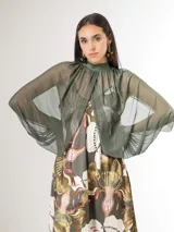 Mangas de microtul color verde oscuro con cuello alto y puños integrados, diseñadas para usar como complemento sobre vestidos o tops.