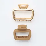 Pack de dos pinzas para el pelo de diseño rectangular, una en acabado metálico dorado y otra en acabado mate color beige.