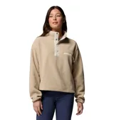 Polar Columbia modelo Helvetia II Cropped, color beige, confeccionado en tejido de corderito suave con cuello alto y cierre frontal de botones a presión. Cuenta con un bolsillo con cierre en el pecho con tirador y puños elásticos.
