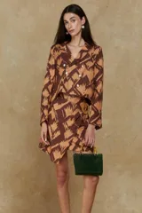 Blazer de lino con estampado abstracto en tonos tierra y chocolate, doble abotonadura y corte cropped.