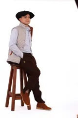 Chaleco negro capitoneado con cuello alto y cierre frontal con botones a presión.