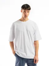 Remera gris de corte oversize y mangas cortas.