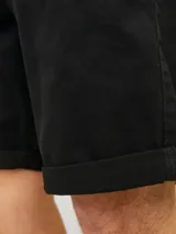 Short chino regular fit color negro, confeccionado en sarga de algodón con elastano, con dobladillo en las piernas y bolsillos laterales.