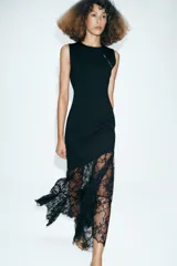 Vestido midi de cuello redondo y sin mangas, confeccionado en tejido liso con un panel inferior asimétrico de encaje negro.