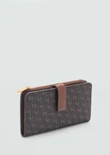 Billetera marrón con estampado de logos, cierre con broche a presión y múltiples ranuras para tarjetas. Incluye bolsillo con cremallera y forro interior.