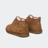 Bota chukka UGG modelo Neumel color verde oliva, confeccionada en gamuza con cordones de algodón y forro de lana UGGpure™ reciclada. Cuenta con suela Treadlite by UGG™ para mayor amortiguación y logo UGG® en relieve térmico.